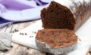 Plumcake al cioccolato con tante gocce di cioccolato, spolverato di zucchero a velo.