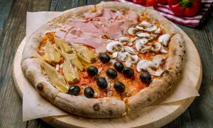 Pizza 4 stagioni con prosciutto, funghi, carciofi e olive nere, un tripudio di sapori che celebra ogni stagione.