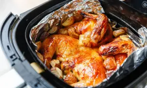 Pollo dorato e patate croccanti in friggitrice ad aria, un pasto delizioso e veloce.