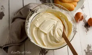 Crema soffice di mascarpone e panna montata, pronta per un delizioso tiramisù.