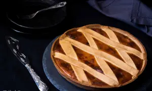 Una deliziosa crostata di ricotta, con la sua crosta dorata e il ripieno invitante, pronta per essere gustata.