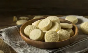 Una ciotola di legno piena di deliziosi biscotti senza uova, perfetti per una pausa dolce.