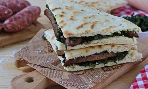 Torta al testo ripiena di salsiccia e verdure, un classico umbro pronto da gustare.