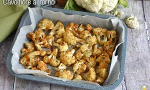 Cavolfiore al forno dorato e croccante, pronto per essere gustato. Un contorno semplice e saporito.