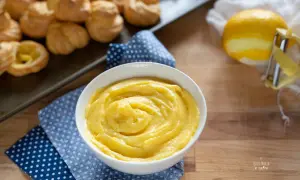 Crema pasticcera perfetta, pronta per farcire bignè e crostate. Ecco come fare la crema pasticcera, un classico intramontabile.