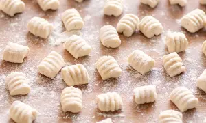 Gnocchi di ricotta freschi, pronti per essere cotti e gustati.