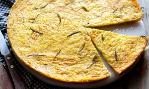 Farinata di ceci dorata e profumata al rosmarino, appena sfornata e tagliata a spicchi.