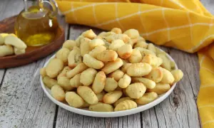 Gnocchi dorati e croccanti, preparati in friggitrice ad aria, conditi con erbe aromatiche.