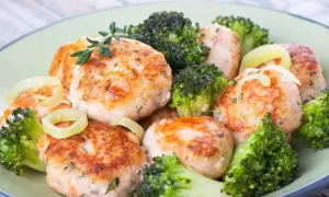 Deliziose polpette di merluzzo dorate, servite con cimette di broccoli croccanti e anelli di cipolla. Un piatto sano e gustoso.