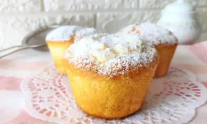Muffin dorati spolverati di zucchero a velo, perfetti per una ricetta muffin semplici e golosa.