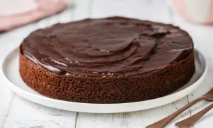 Una deliziosa torta al cioccolato morbida, ricoperta da una glassa lucida e invitante, pronta per essere gustata.