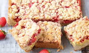 Una deliziosa sbriciolata alle fragole, con una crosta dorata e un ripieno succoso. Perfetta per ogni occasione.