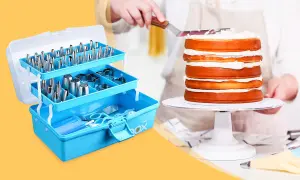 Cassetta azzurra con accessori per decorare torte, inclusi beccucci e formine, accanto a una torta a più strati che viene glassata. Ideale per chi ama la pasta di zucchero.