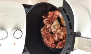 Anelli di totano pronti per essere cotti nella friggitrice ad aria, un modo sano e veloce per gustare questo delizioso piatto.