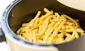 Patate dorate e croccanti pronte per essere gustate, appena uscite dalla friggitrice ad aria.