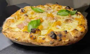 Pizza tonno e cipolla con mozzarella filante, pomodorini e basilico fresco. Croccante e saporita, un classico intramontabile.