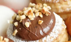 Dolcetti di pasta sfoglia rettangolare, ricoperti di zucchero a velo e generosa crema alla Nutella, guarniti con granella di nocciole croccanti.