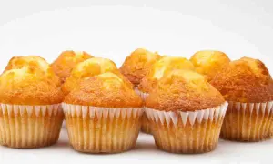 Muffin dorati e soffici, perfetti da preparare nella friggitrice ad aria per una colazione o merenda veloce e golosa.
