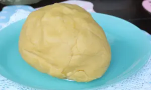 Impasto giallo chiaro, pronto per essere usato come pasta frolla per pastiera sal de riso.