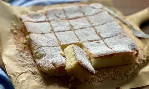 Una deliziosa torta delle monache, tagliata a quadrotti e cosparsa di zucchero a velo, pronta per essere gustata.