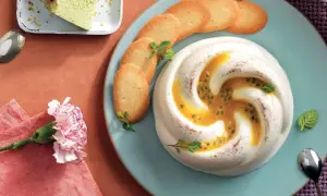 Deliziosa crema al latte con frutto della passione e biscotti croccanti, guarnita con menta fresca.