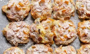 Biscotti croccanti, simili a rose del deserto, ricoperti di zucchero a velo e fiocchi di mais.