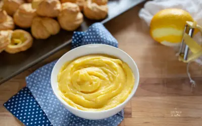 Crema pasticcera perfetta, pronta per farcire bignè e crostate. Ecco come fare la crema pasticcera, un classico intramontabile.