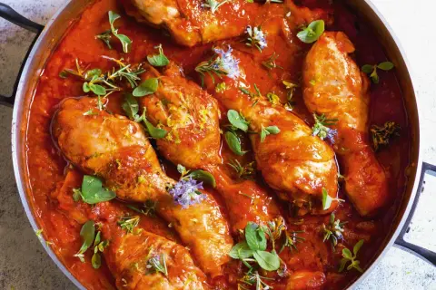 Succulento pollo alla cacciatora in padella, con erbe aromatiche e scorza di limone.