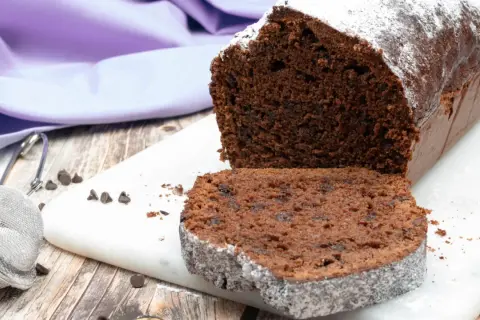 Plumcake al cioccolato con tante gocce di cioccolato, spolverato di zucchero a velo.