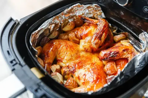 Pollo dorato e patate croccanti in friggitrice ad aria, un pasto delizioso e veloce.