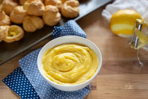 Crema pasticcera perfetta, pronta per farcire bignè e crostate. Ecco come fare la crema pasticcera, un classico intramontabile.