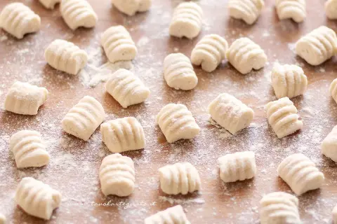 Gnocchi di ricotta freschi, pronti per essere cotti e gustati.