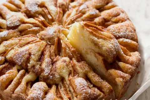 Torta di mele velocissima in 10 minuti, con mele caramellate e cannella, spolverata di zucchero a velo.