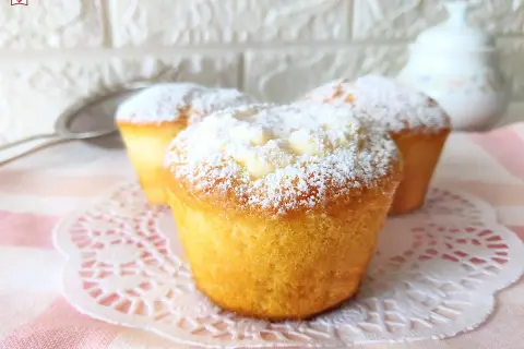 Muffin dorati spolverati di zucchero a velo, perfetti per una ricetta muffin semplici e golosa.