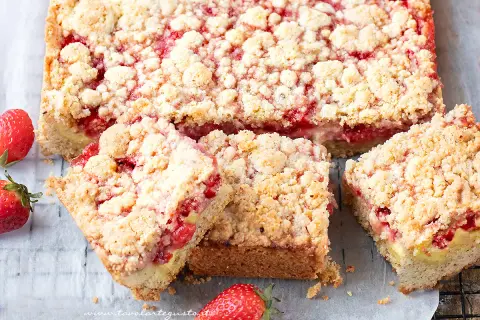 Una deliziosa sbriciolata alle fragole, con una crosta dorata e un ripieno succoso. Perfetta per ogni occasione.