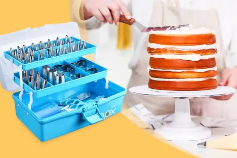Cassetta azzurra con accessori per decorare torte, inclusi beccucci e formine, accanto a una torta a più strati che viene glassata. Ideale per chi ama la pasta di zucchero.