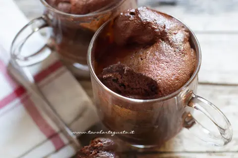 Deliziosa torta in tazza al microonde al cioccolato, soffice e golosa, pronta in pochi minuti.
