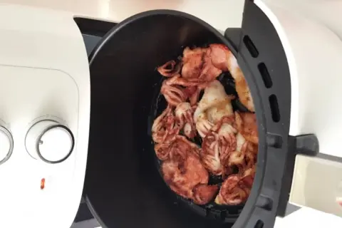 Anelli di totano pronti per essere cotti nella friggitrice ad aria, un modo sano e veloce per gustare questo delizioso piatto.