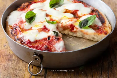 Pizza margherita appena sfornata in friggitrice ad aria, con mozzarella filante e basilico fresco.