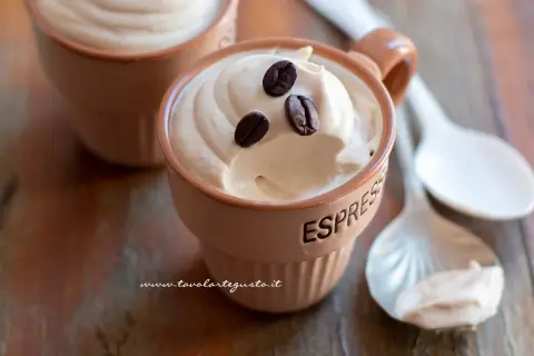 Deliziosa crema al caffè servita in tazzine, guarnita con chicchi di caffè. Perfetta per una pausa golosa.