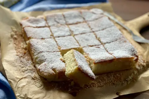 Una deliziosa torta delle monache, tagliata a quadrotti e cosparsa di zucchero a velo, pronta per essere gustata.