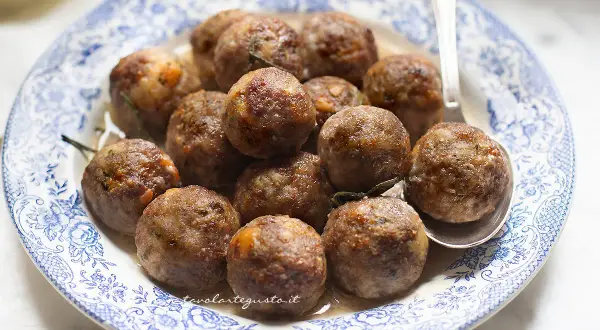Polpette dorate e succulente, cotte alla perfezione in friggitrice ad aria, servite su un piatto decorato.
