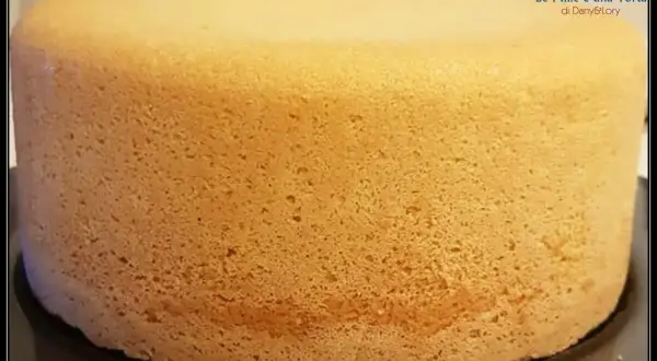 Un pan di spagna sofficissimo con lievito, dalla consistenza ariosa e dorata, pronto per essere farcito.