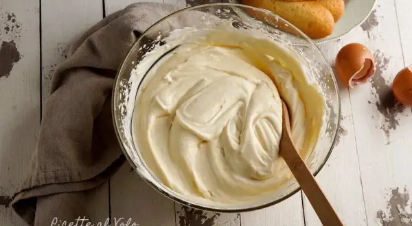 Crema soffice di mascarpone e panna montata, pronta per un delizioso tiramisù.