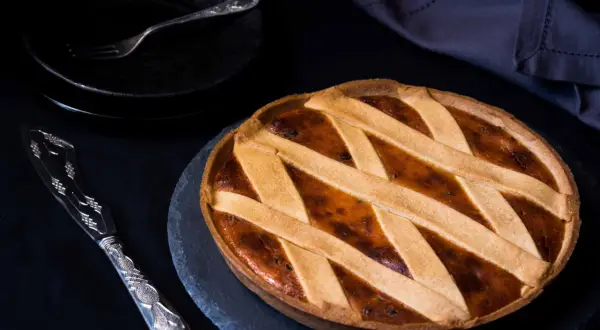 Una deliziosa crostata di ricotta, con la sua crosta dorata e il ripieno invitante, pronta per essere gustata.