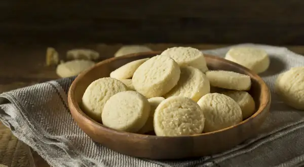 Una ciotola di legno piena di deliziosi biscotti senza uova, perfetti per una pausa dolce.
