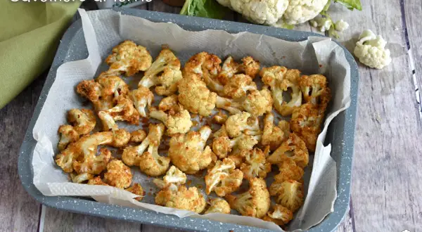 Cavolfiore al forno dorato e croccante, pronto per essere gustato. Un contorno semplice e saporito.