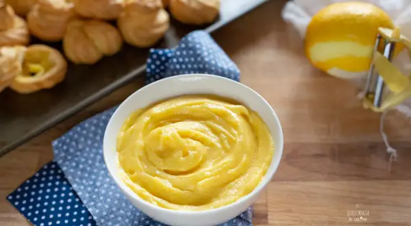 Crema pasticcera perfetta, pronta per farcire bignè e crostate. Ecco come fare la crema pasticcera, un classico intramontabile.