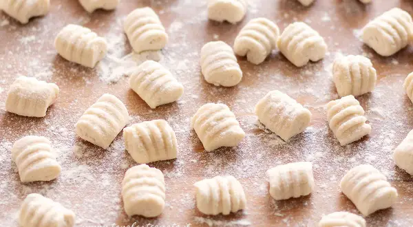 Gnocchi di ricotta freschi, pronti per essere cotti e gustati.