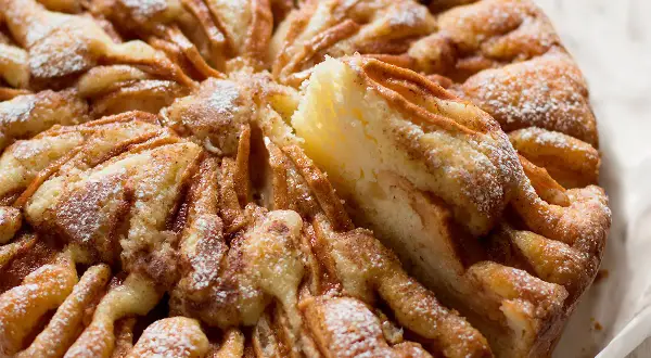 Torta di mele velocissima in 10 minuti, con mele caramellate e cannella, spolverata di zucchero a velo.